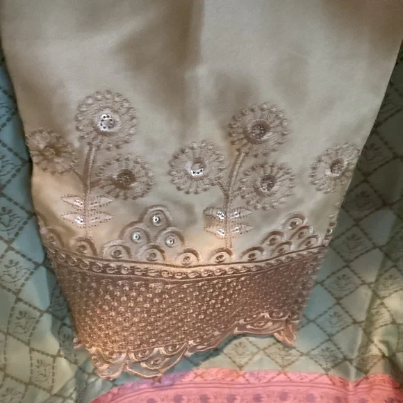 Green and pink kurti with gold pants. - Picture 5 of 12